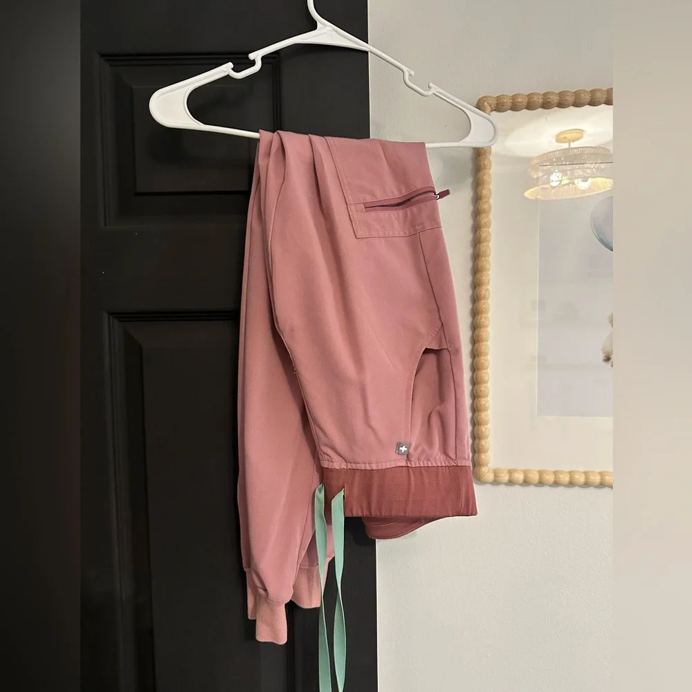 FIGS Women’s SET XXS/XXS/T Dusty Rose Pink Rafaela Scrub Top and joggers - Picture 2 of 2